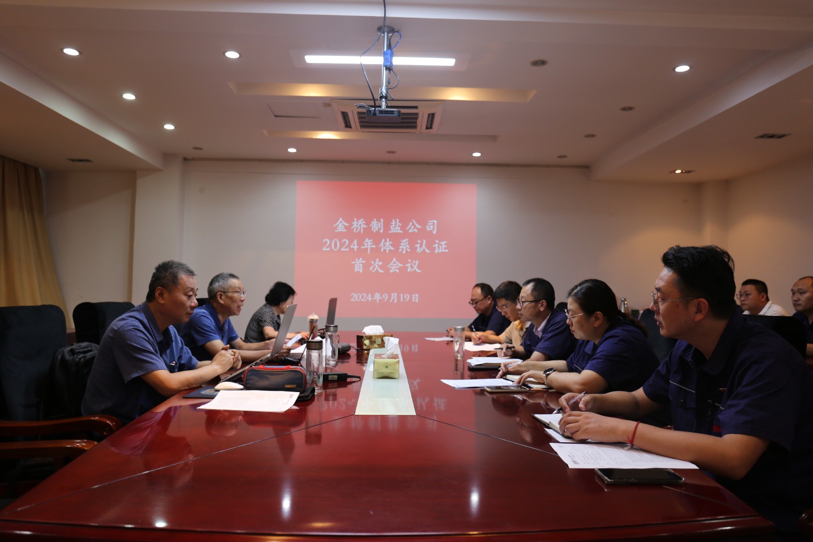 近日，金橋制鹽公司通過北京世標(biāo)認(rèn)證中心審核，給予食品安全管理體系、環(huán)境管理體系和職業(yè)健康安全管理體系認(rèn)證“保持認(rèn)證資格”的監(jiān)督審核結(jié)論，給予質(zhì)量管理體系認(rèn)證“再次注冊”的再認(rèn)證審核結(jié)論。通過審核，是對公司精細(xì)化管理成果的檢驗(yàn)，促進(jìn)公司內(nèi)控管理水平持續(xù)提升。（李曉月）